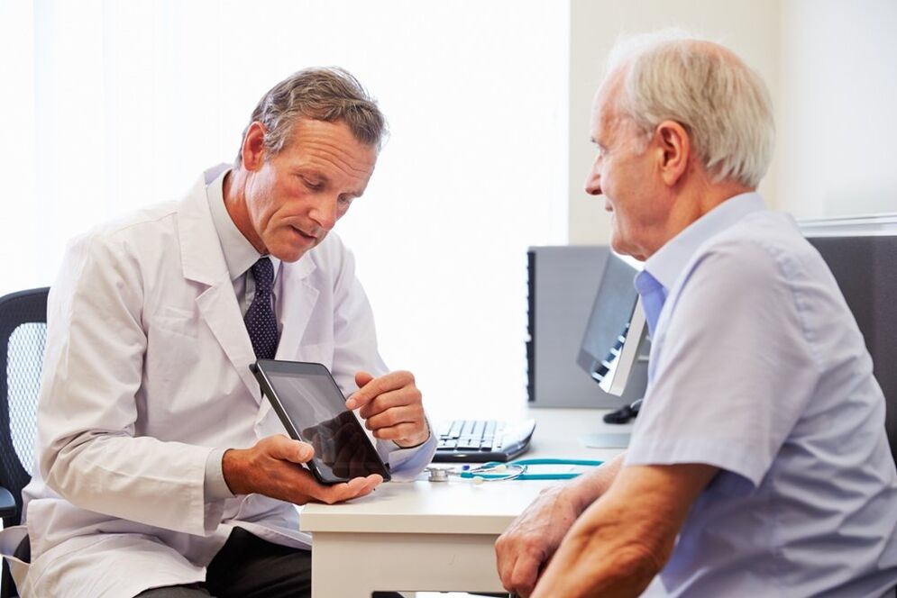 Bir doktor randevusunda prostatitli hasta