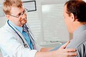 Bir doktor randevusunda prostatitli bir adam